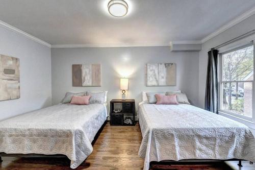 Ένα ή περισσότερα κρεβάτια σε δωμάτιο στο Centrally Located Lux Home - Sleeps 14