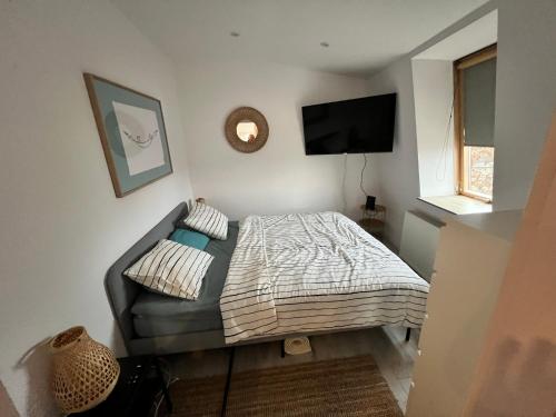a bedroom with a bed and a flat screen tv at Apartament Puck Przestronny i Nowoczesny in Puck