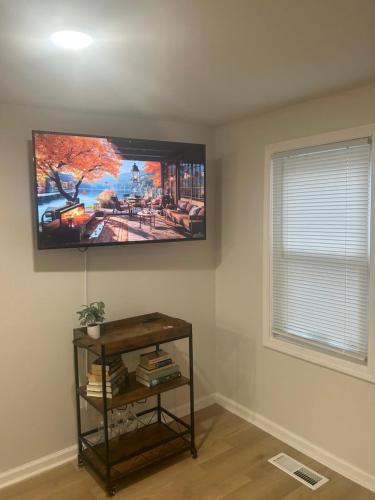 En TV eller et underholdningssystem på Modern Columbus Home
