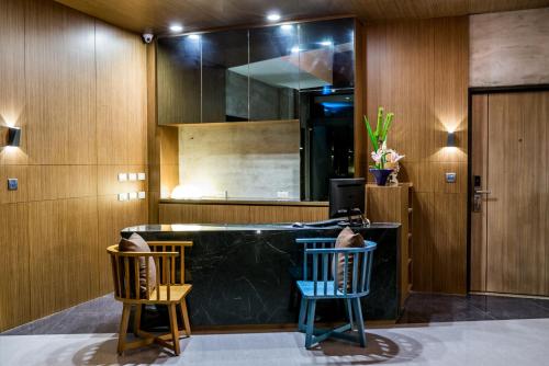 a lobby with two chairs and a bar with a mirror at The Silence Manor in Ruisui
