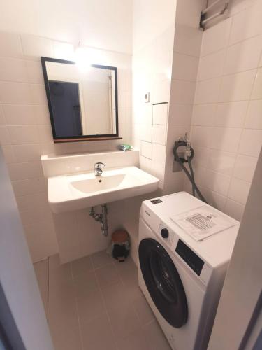 y baño con lavadora y lavamanos. en Schöne Unterkunft in Prenzlauer-Berg, en Berlín