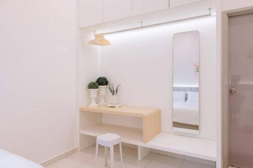 La salle de bains est pourvue d'une coiffeuse et d'un miroir. dans l'établissement Pillow Cottage Semi-D Home Stay Town Malacca (18pax), à Malacca