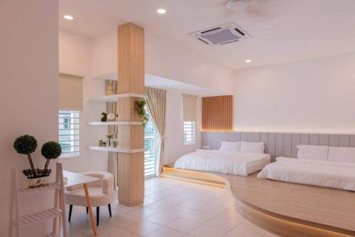 - une chambre avec deux lits, une table et une chaise dans l'établissement Pillow Cottage Semi-D Home Stay Town Malacca (18pax), à Malacca