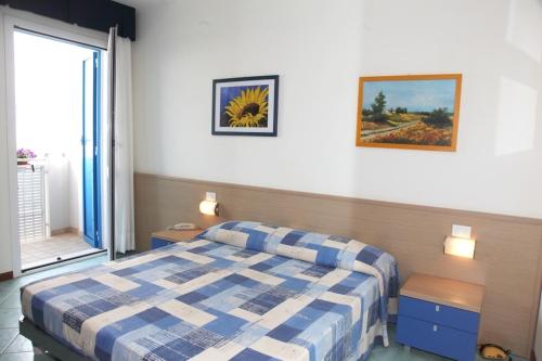Säng eller sängar i ett rum på Aparthotel Gioia