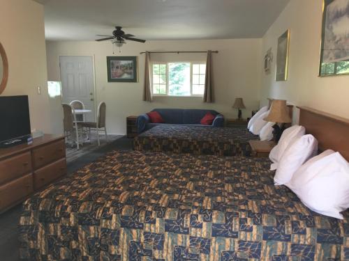 Habitación de hotel con 2 camas y sofá en Clearwater Valley Resort, en Clearwater