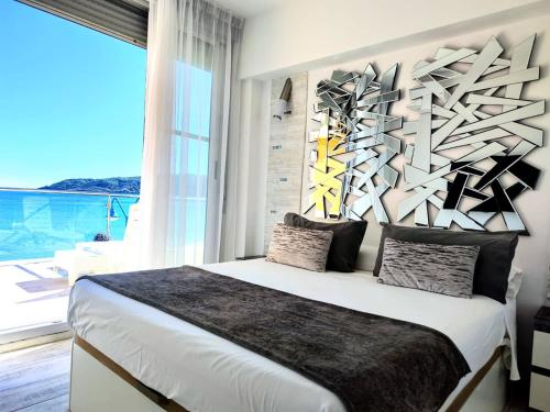 1 dormitorio con 1 cama grande y ventana grande en Getares Beach, en Algeciras