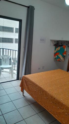 Postel nebo postele na pokoji v ubytování 500M DA PRAIA, Prédio cm Piscina, 1Garagem, WI-FI 300 Mbps, Centro de Guarujá, próximo à Praia e Comércio, horários check-in e check-out flexíveis, churrasqueira,