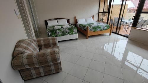Postel nebo postele na pokoji v ubytování Tuggeranong Short Stay #10C - Sleeps 6