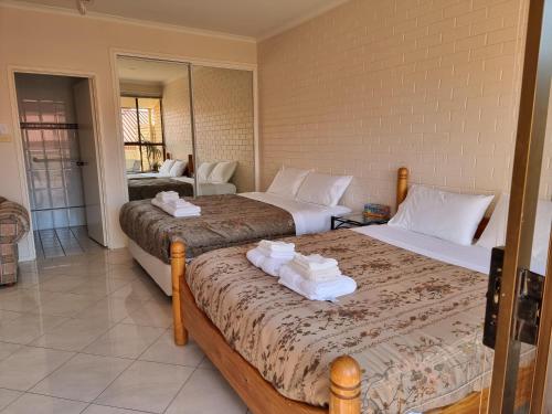 Postel nebo postele na pokoji v ubytování Tuggeranong Short Stay #10C - Sleeps 6