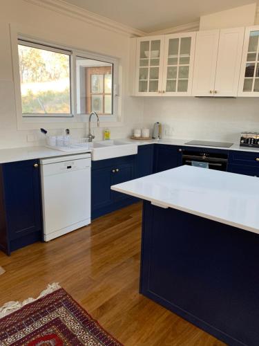 Una cocina o zona de cocina en Summit House Armidale - 2 or 4 Bedrooms