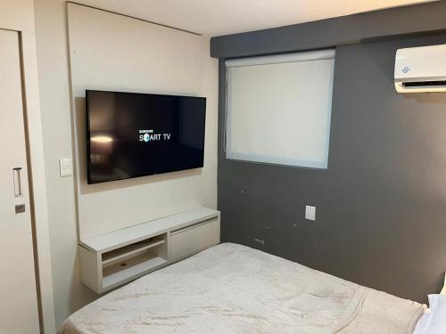 A television and/or entertainment centre at Flat Super Aconchegante na Jaqueira com WI-FI e sem taxas