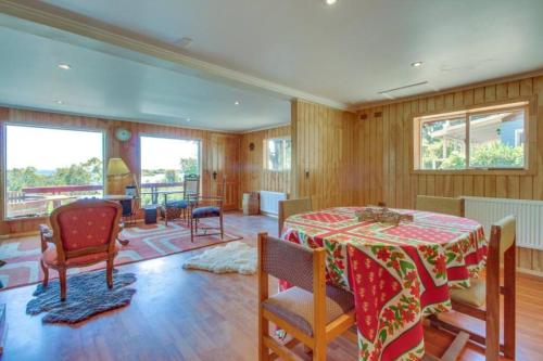 a dining room with a table and chairs in a room at CasaLago y Tinaja in Puerto Varas