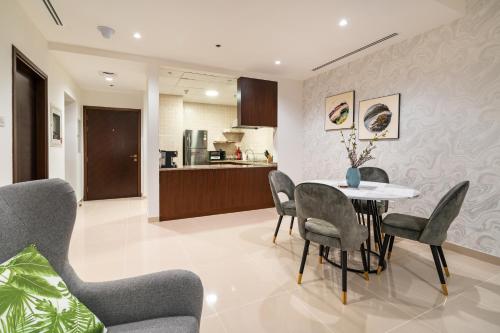 Η κουζίνα ή μικρή κουζίνα στο Amazing BeachFront Apartments near Atlantis Waterpark by Simply Comfort Sarai Palm Jumeirah