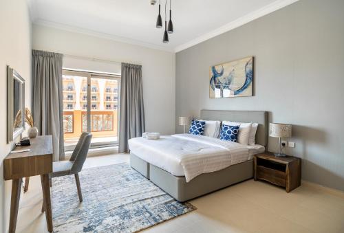 Ένα ή περισσότερα κρεβάτια σε δωμάτιο στο Amazing BeachFront Apartments near Atlantis Waterpark by Simply Comfort Sarai Palm Jumeirah