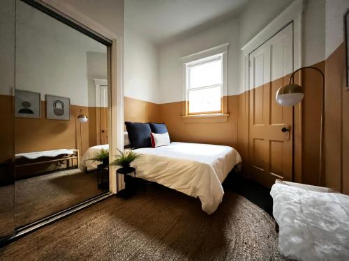 ルイスビルにあるStellar Suites (Long Stays)のベッドと大きな鏡のある寝室