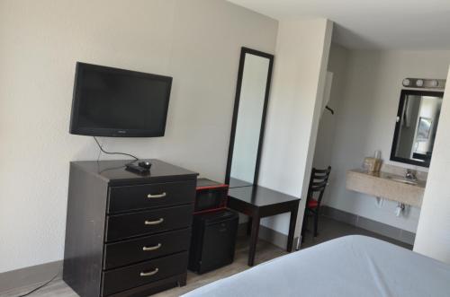 Televisyen dan/atau pusat hiburan di My Home & Suites Covington