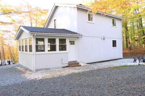 a white house with a white garage at Rosie’s Cabin in Thornhurst