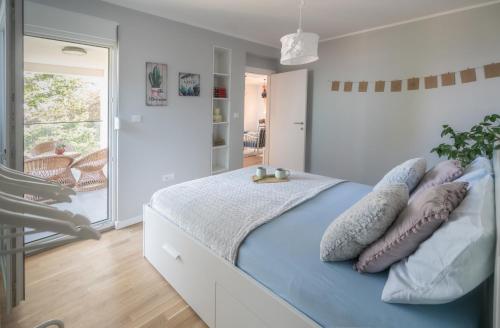 Un dormitorio con una cama con almohadas encima. en Apartment Nar, en Karaburma