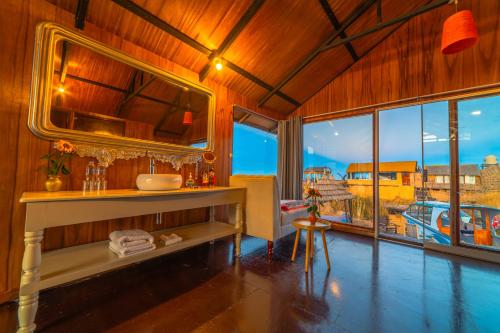 普諾的住宿－KAY PACHA LODGE lago titicaca All Inclusive，一间带水槽和大窗户的浴室