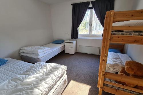 Двухъярусная кровать или двухъярусные кровати в номере Fint boende nära Isaberg Mountain Resort