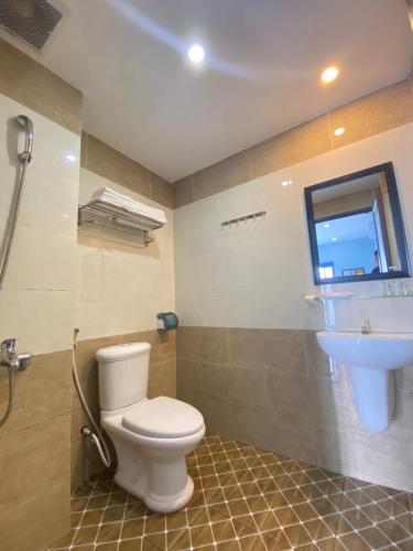 La salle de bains est pourvue de toilettes et d'un lavabo. dans l'établissement An Nhiên Hotel, à Tây Ninh