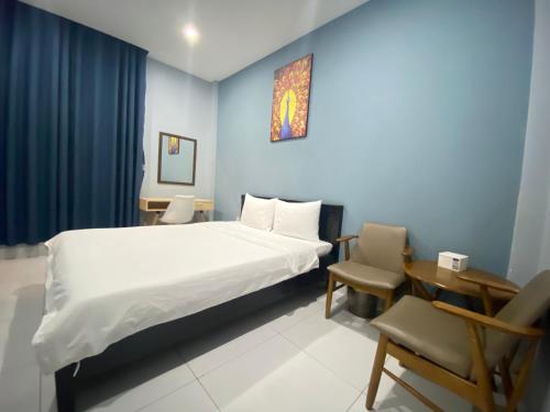 a hotel room with a bed and a chair at An Nhiên Hotel in Tây Ninh