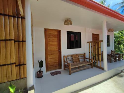 un porche de una casa con puertas de madera en Rose Apartments, en Anda