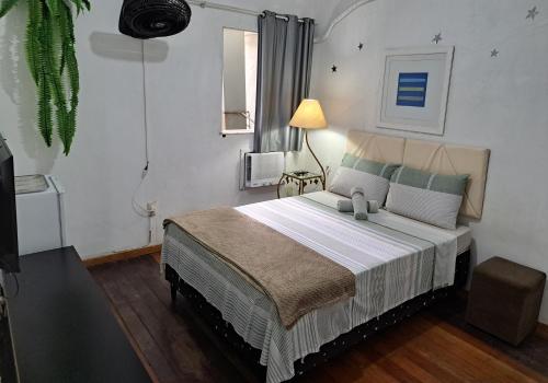 een slaapkamer met een groot bed in een kamer bij Sobrado Botafogo in Rio de Janeiro