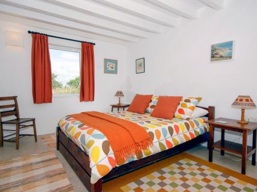 um quarto com uma cama, uma mesa e uma janela em Druidston Old Farmhouse em Nolton