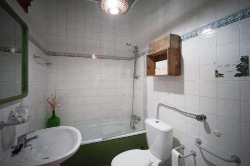 La salle de bains est pourvue de toilettes, d'un lavabo et d'une baignoire. dans l'établissement Oliva Guesthouse, à Vila Franca de Xira