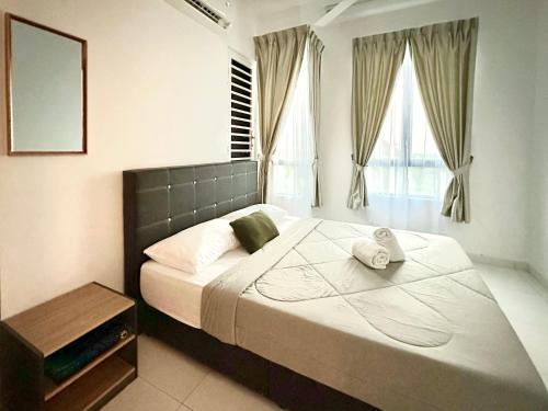1 dormitorio con 1 cama grande y espejo en Nureenas Residence Condominium, en Ayer Keroh