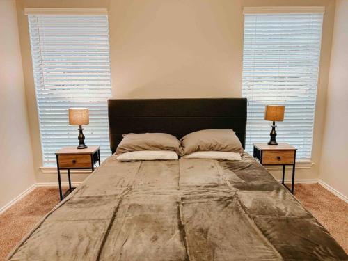 sypialnia z dużym łóżkiem i 2 szafkami nocnymi w obiekcie Warm 2-Bedroom Amongst Shaded Oaks w mieście Corpus Christi