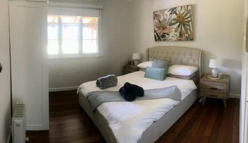 um quarto com uma cama com dois sacos em River Cottage Retreat Jalbarragup em Nannup