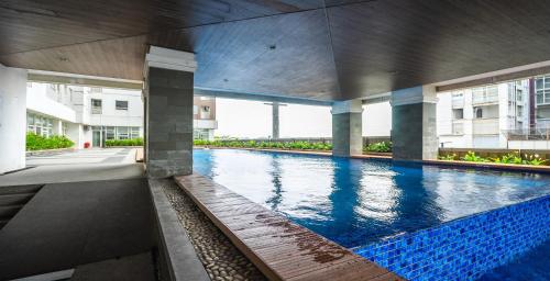 勿加泗的住宿－Hotel Dhika Serenity @ Jatiwarna，一座建筑物中央的游泳池
