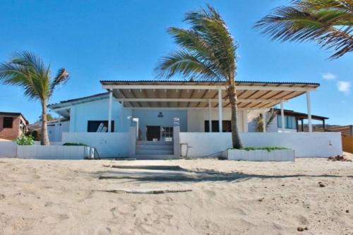 una casa en la playa con palmeras en Casa de Playa Las Fragatas de Punta Mero, en Canoas de Punta Sal