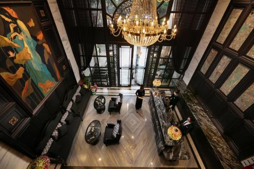 een uitzicht over de lobby van een gebouw met een kroonluchter bij GM Premium Hotel in Hanoi