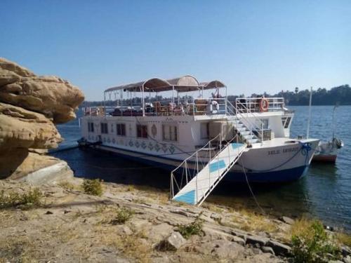 a ferry boat is docked in the water at جزيره سهيل in Cairo