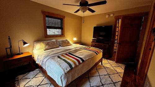 Cama o camas de una habitación en Appalachian Mountain Cabin-Updated-Private-Rafting on Ocoee River-Hiking-Waterfalls-WiFi-Pets OK