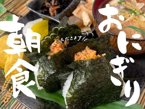 um prato de comida com arroz e brócolos em Hotel SUI Ginza Kyobashi by ABEST em Tóquio