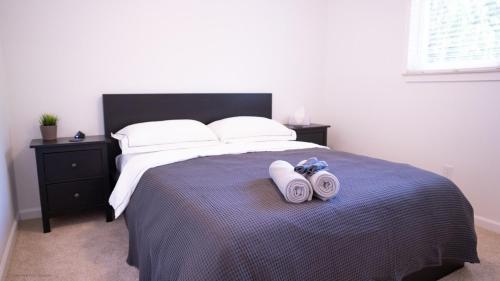1 dormitorio con 1 cama con 2 toallas en The Rock B&b W Firepit Near Downtown Birmingham, en Birmingham
