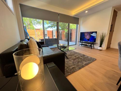 Una televisión o centro de entretenimiento en Stunning Dickson Luxe 3BR 2Bath Double Garage WiFi Brand New Home