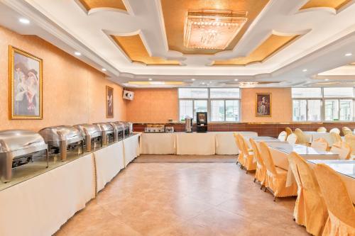 une grande salle à manger avec des tables et des chaises dans l'établissement Vienna Hotel Shenzhen International Airport, à Bao'an