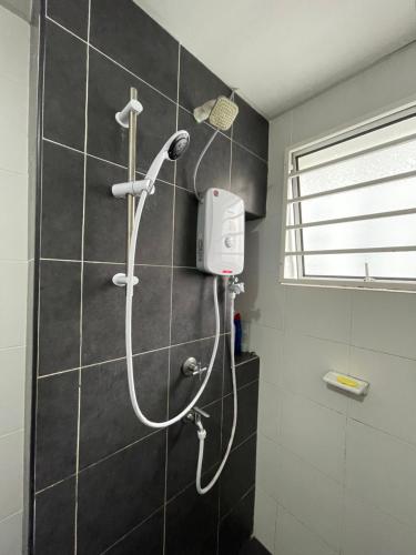 uma casa de banho com uma cabeça de chuveiro em Homestay Putrajaya em Putrajaya