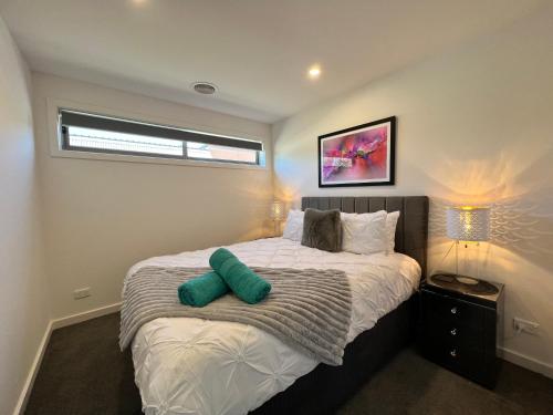 Cama o camas de una habitación en Stunning Dickson Luxe 3BR 2Bath Double Garage WiFi Brand New Home