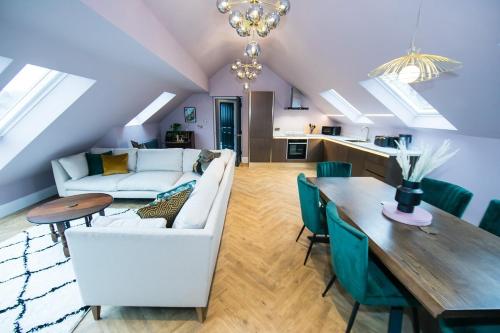 een woonkamer met een witte bank en een tafel bij Foxlow Grange By Muse Escapes in Buxton