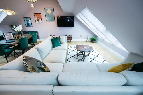 巴克斯頓的住宿－Foxlow Grange By Muse Escapes，客厅配有白色的沙发和桌子