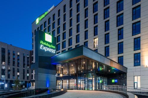 een hotelgebouw met een bord met de tekst Hilton Express bij Holiday Inn Express - Astana - Turan, an IHG Hotel in Astana