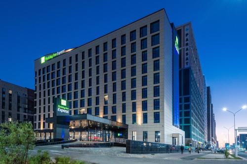 un gran edificio en medio de una ciudad en Holiday Inn Express - Astana - Turan, an IHG Hotel en Astaná