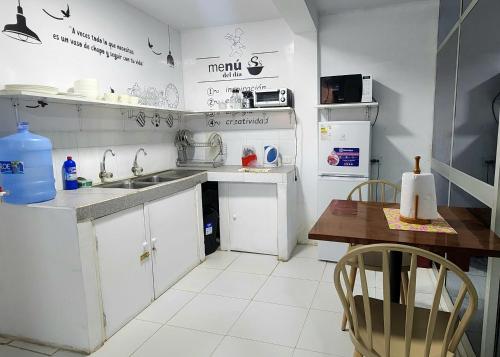 una pequeña cocina con fregadero y mesa en Departamento amoblado, en Pucallpa