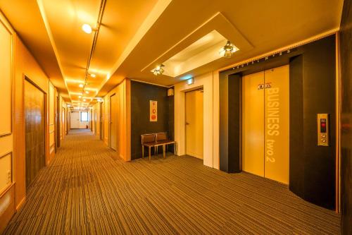 a corridor of an office building with a corridorngth at Gongju No 25 Hotel in Gongju